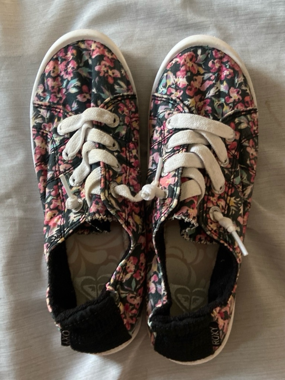 Roxy Girls Floral Low-Top Sneakers in Black and Pink